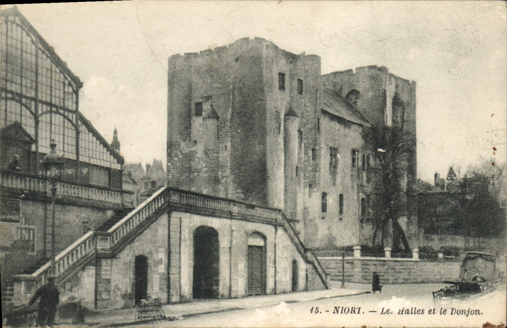 CPA Niort Les Halles Et Le Donjon