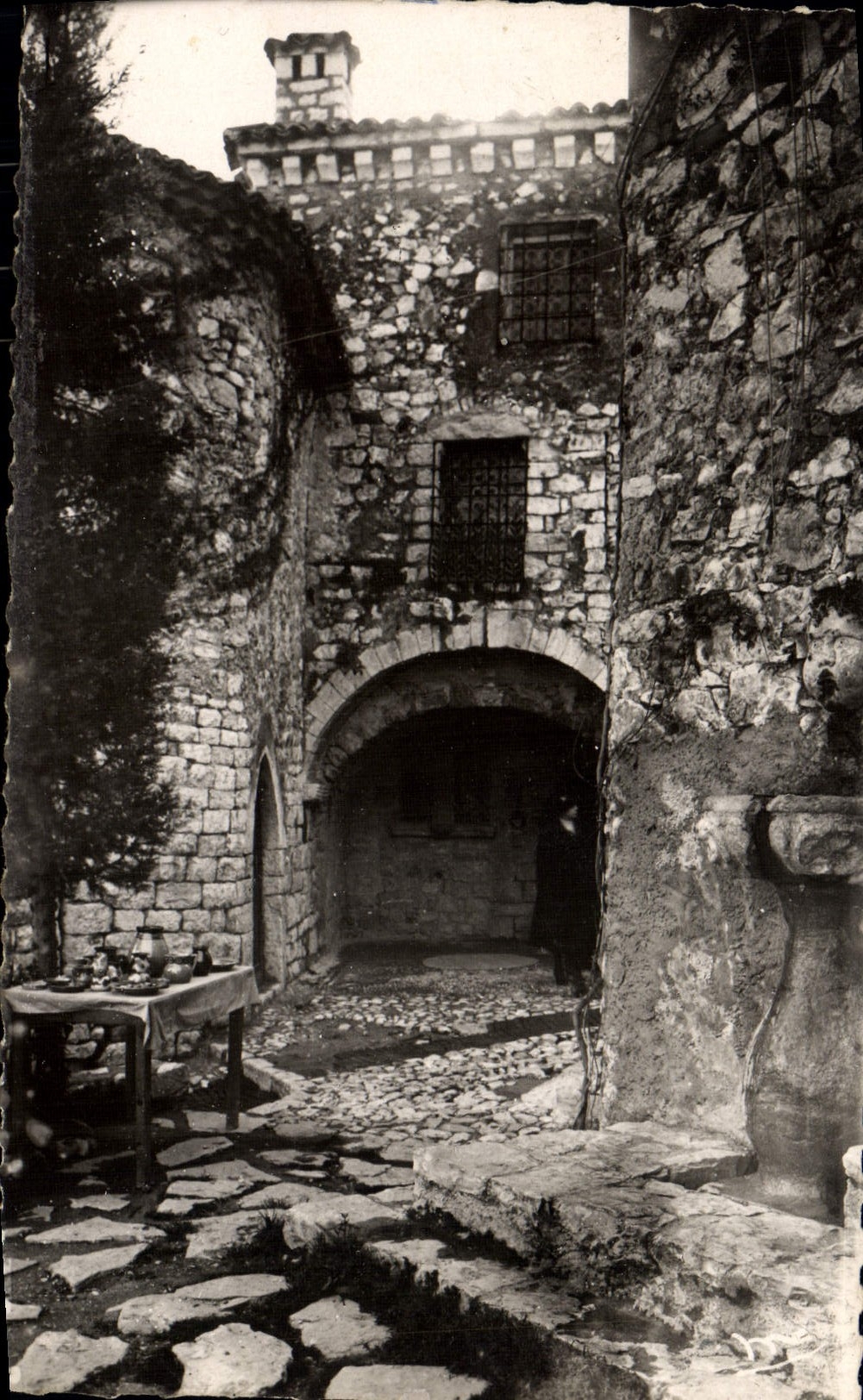 CPA Eze Epoque sarrazine Entree du palais Balow 
