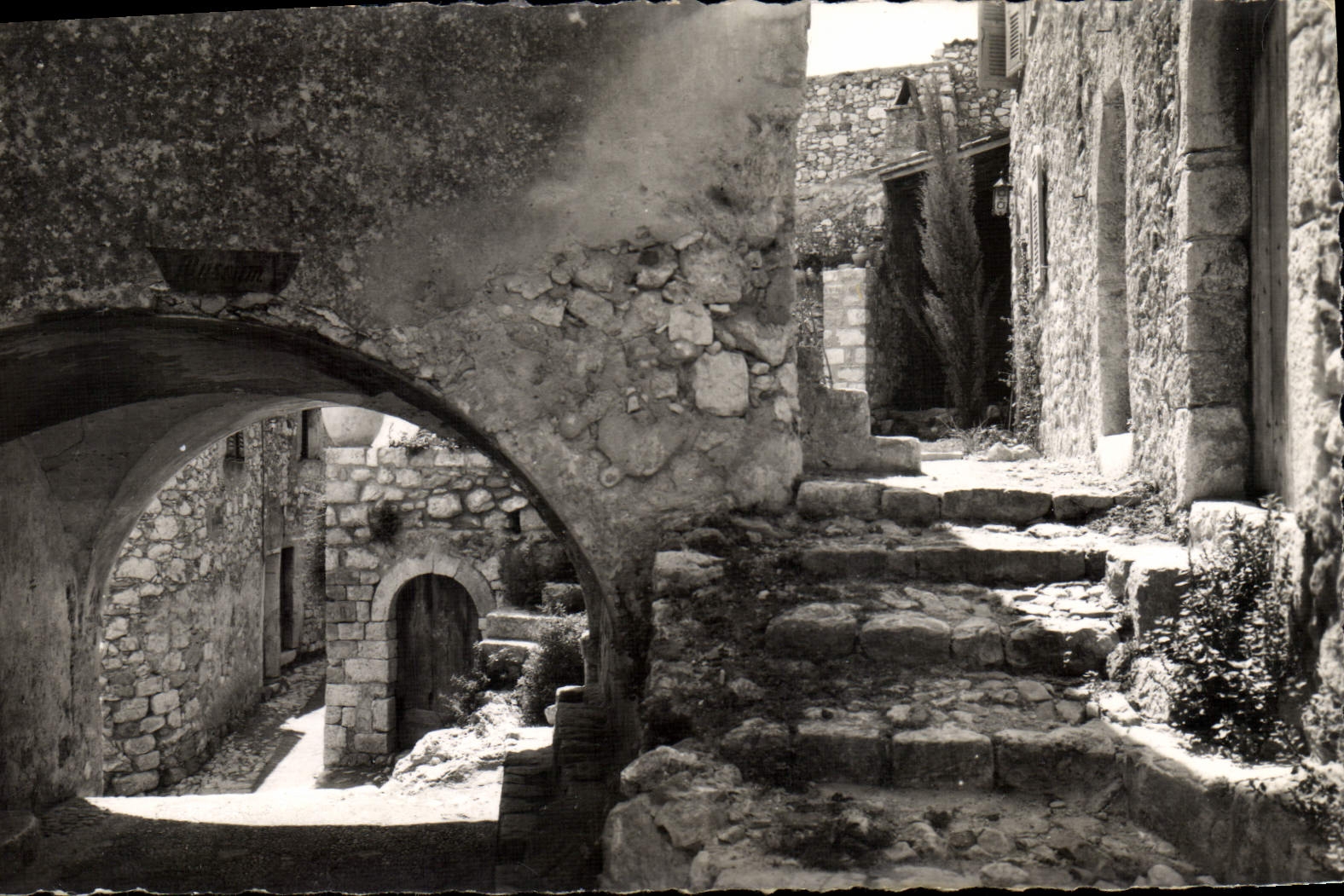 Èze-Village — Au cœur du Nid d'Aigle — L. Gilletta & Cie