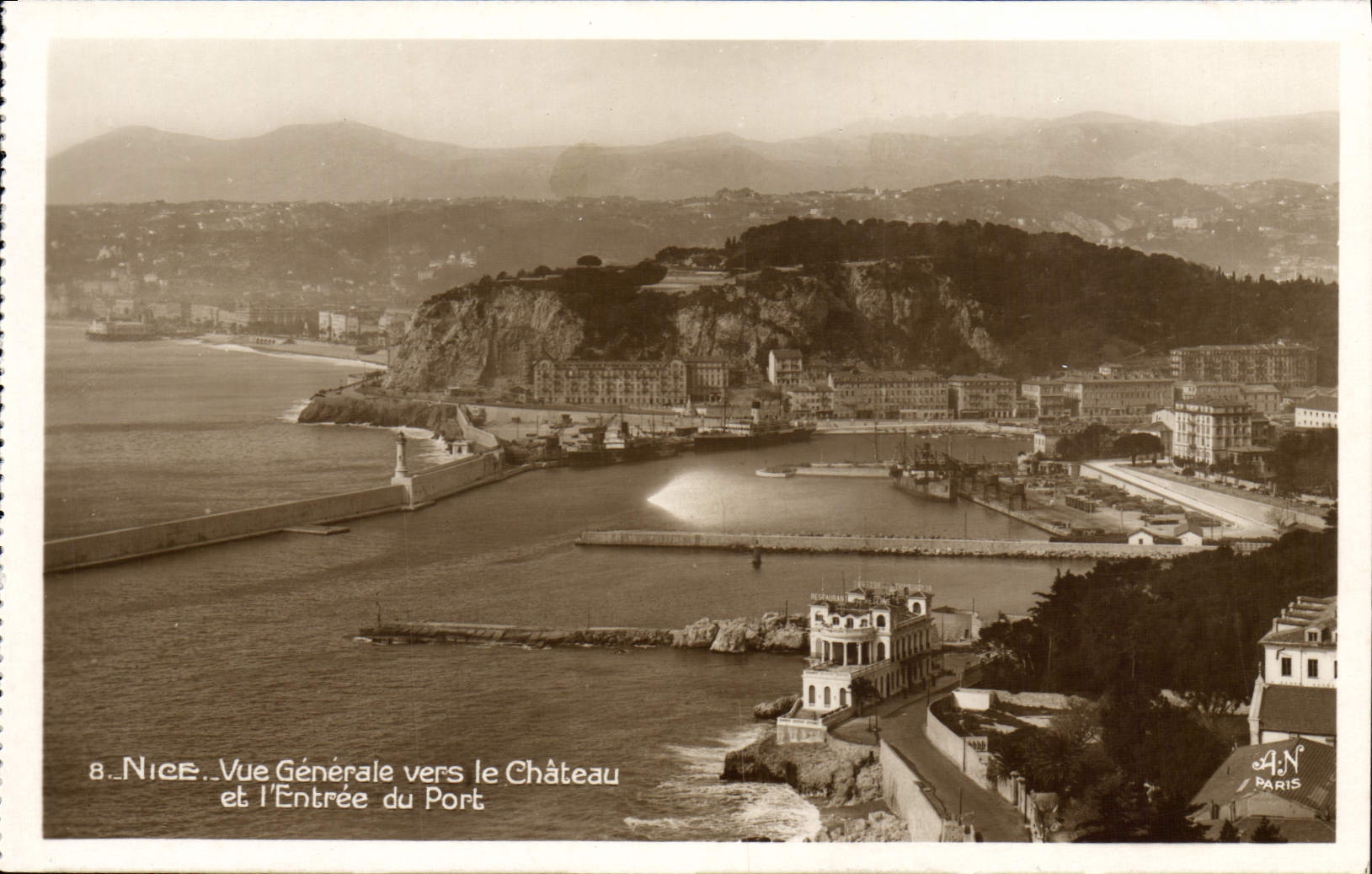 CPA Nice Vue Generale Vers Le Chateau Et I'Entree Du Port