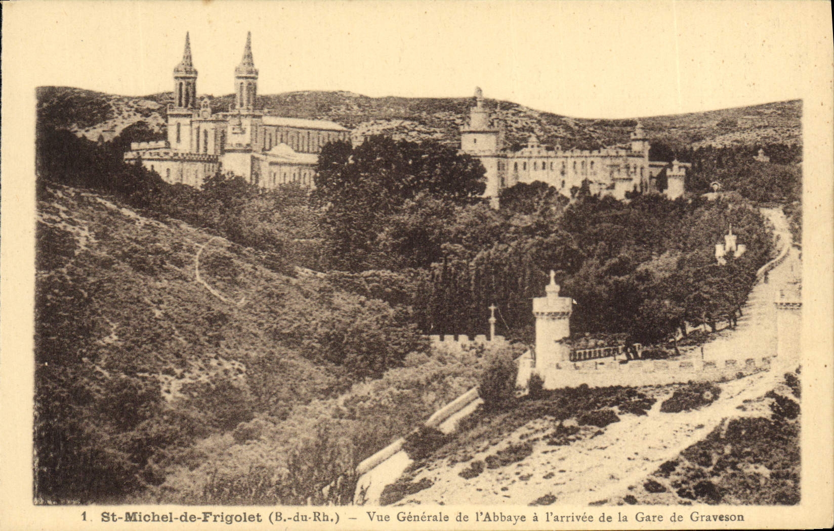St-Michel-de-Frigolet (B.-du-Rh.) — Vue Générale de l'Abbaye à l'arrivée de la Gare de Graveson