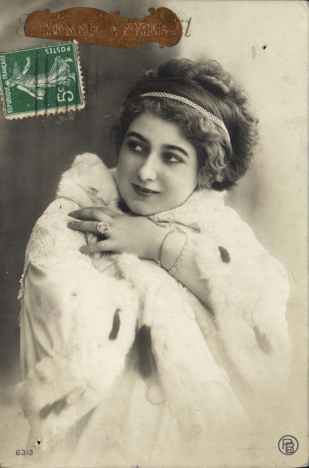 Jeune femme en fourrure — portrait — éditeur HB, n° 6313