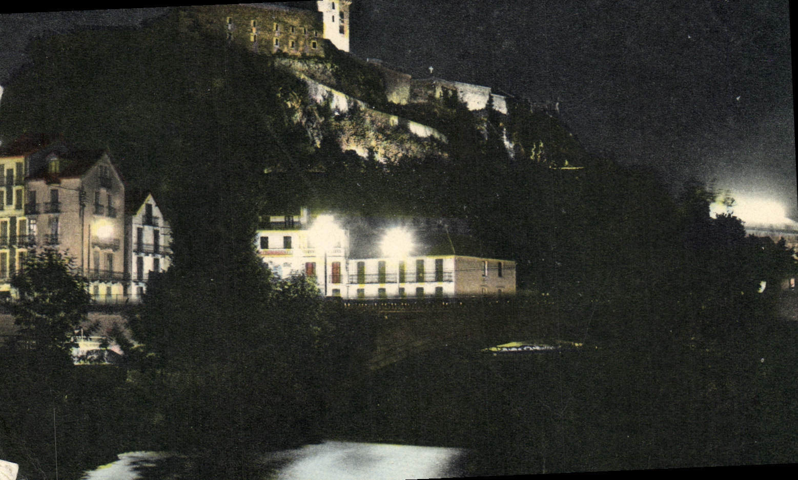 CPA Lourdes Le Chateau Fort et le Gave