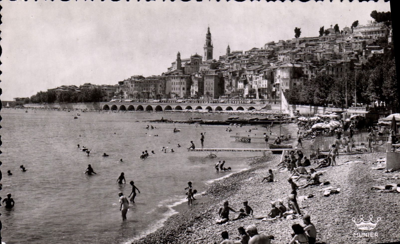 CPM Menton La Vieille Ville La plage du Quai Bonaparte 