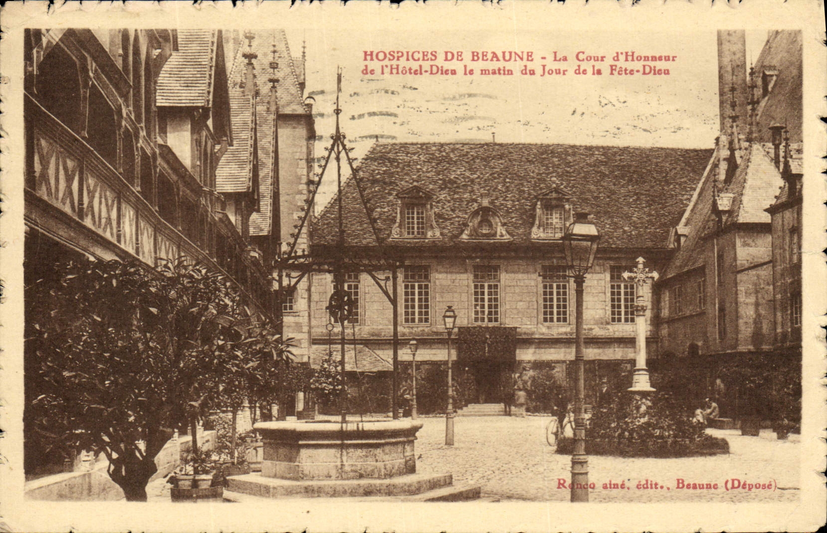 Hospices de Beaune - La Cour d'Honneur de l'Hôtel-Dieu le matin du Jour de la Fête-Dieu