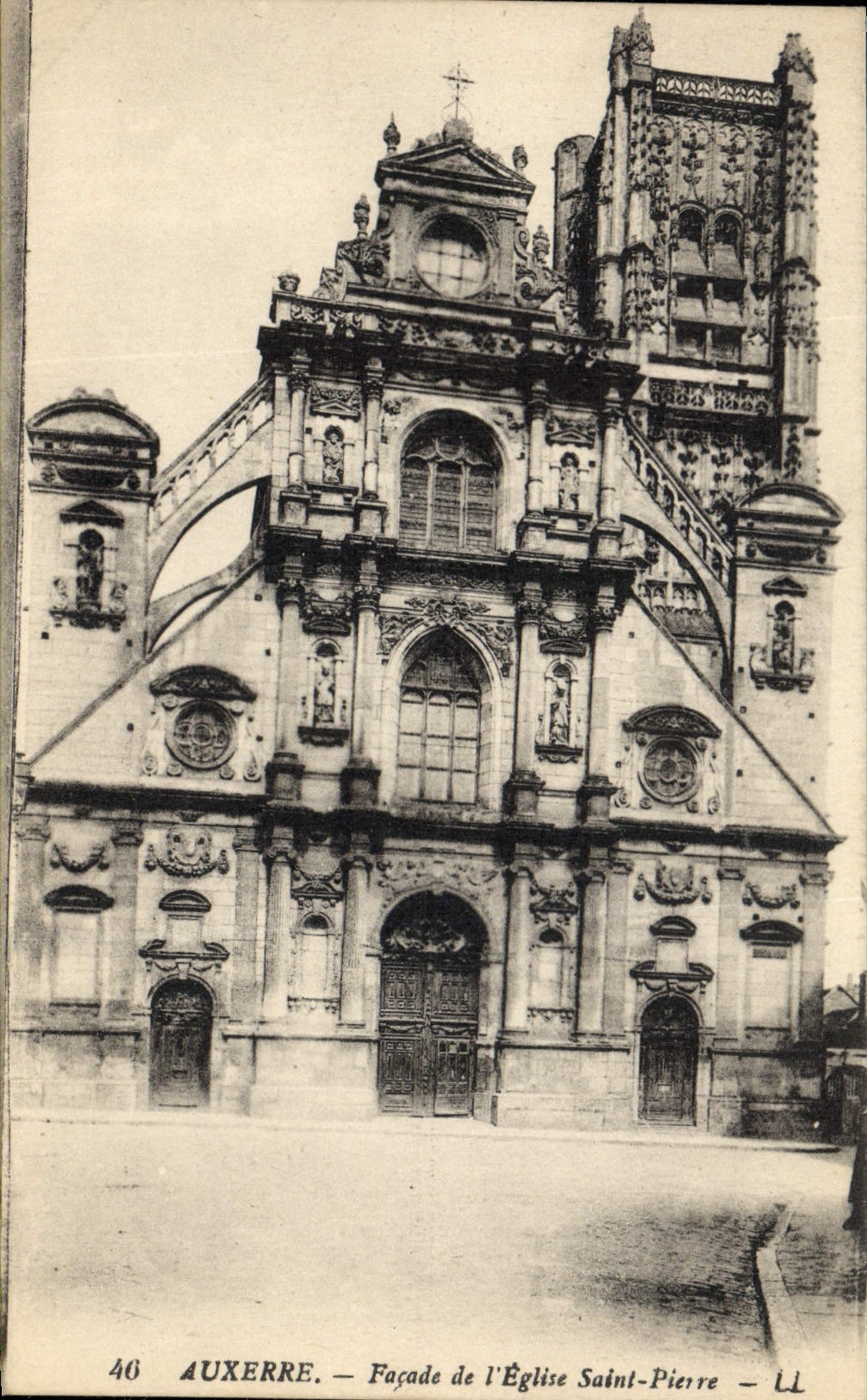 Auxerre — Façade de l'Église Saint-Pierre — LL