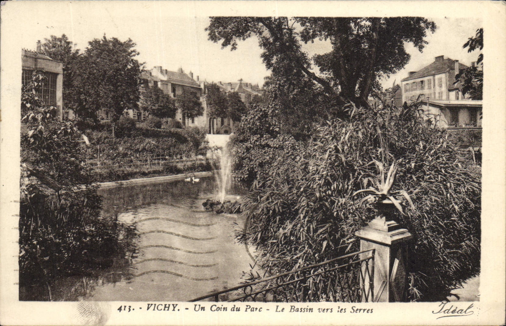 CPA Vichy Un Coin du Parc Le bassin des serres