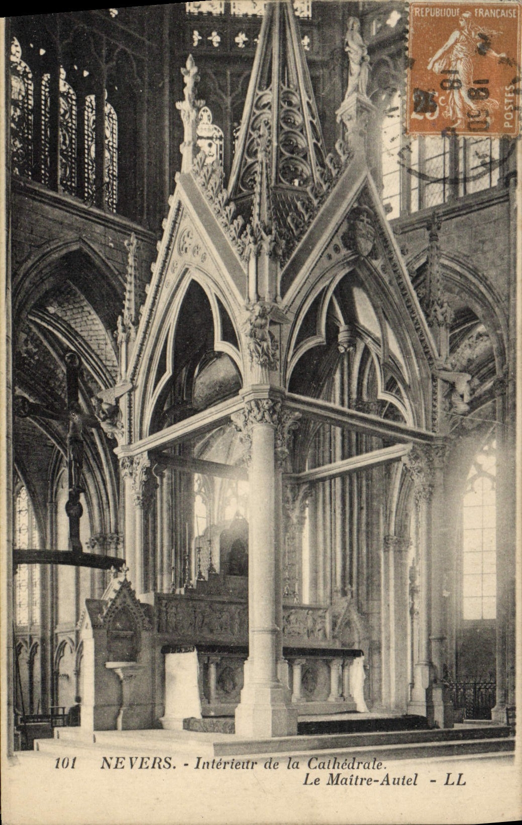 CPA Nevers Interieur de la Cathedrale Le maitre autel