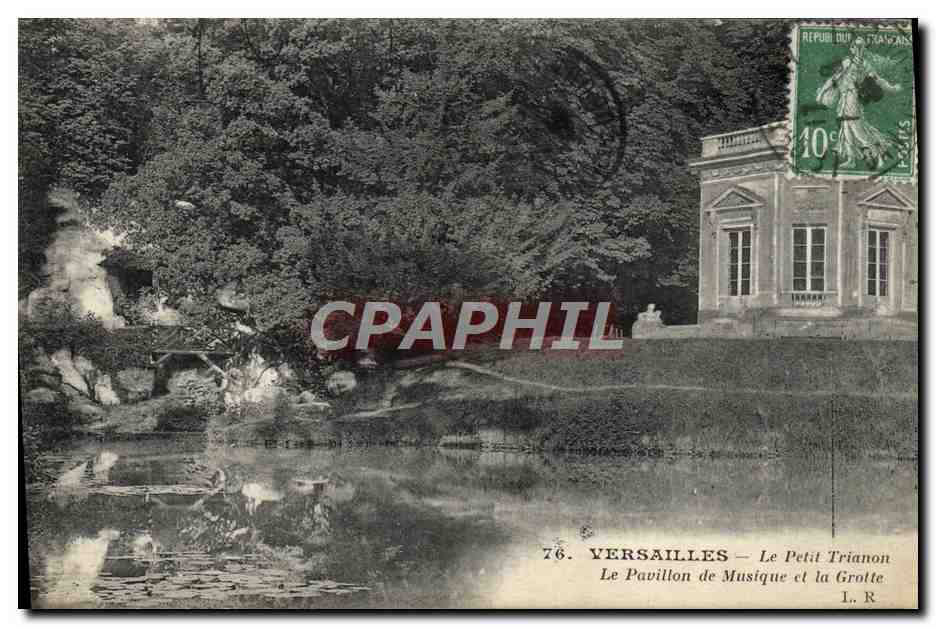 CPA Versailles Le Petit Trianon Le pavillon de musique et la grotte