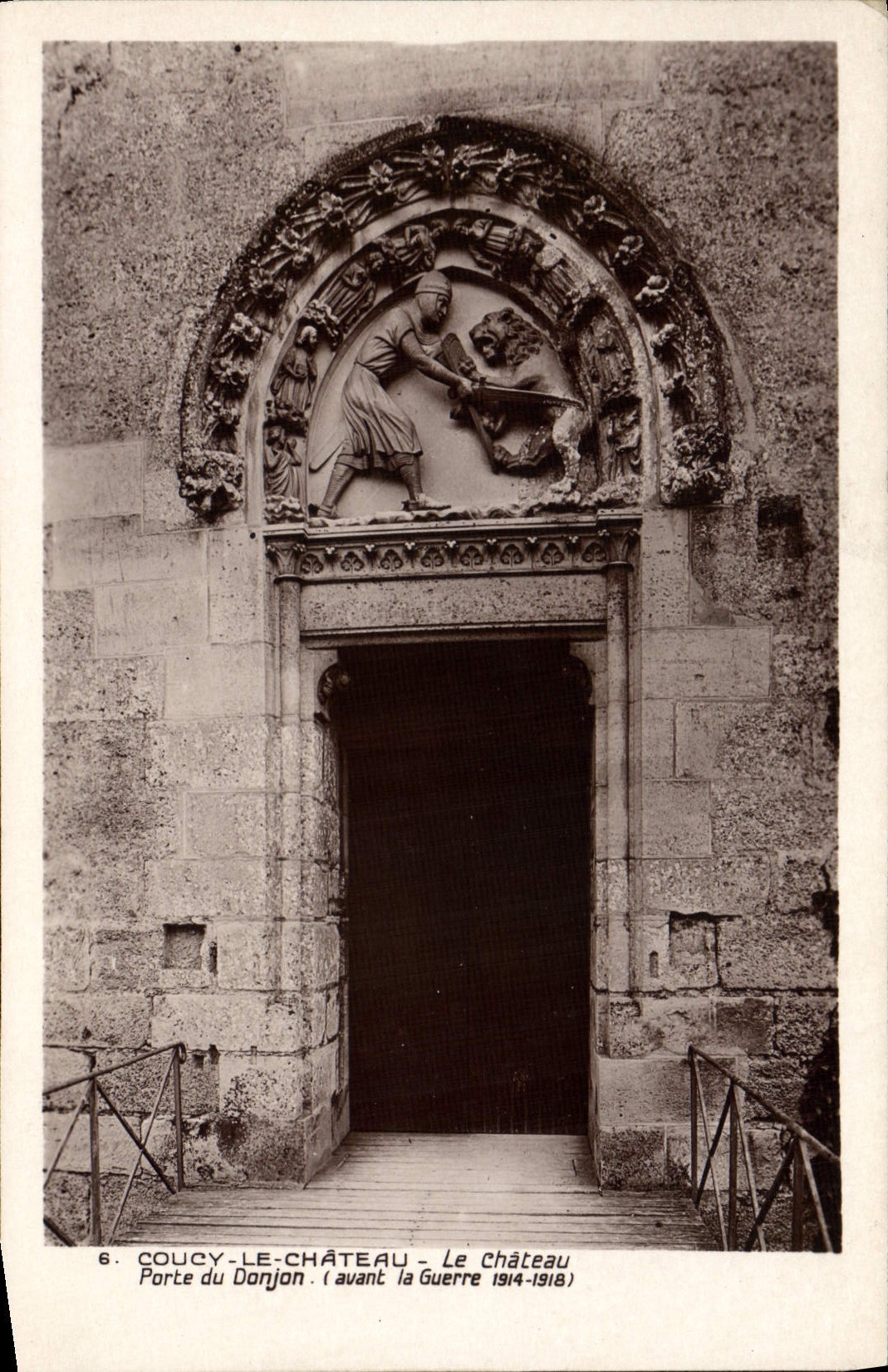 CPA Coucy Le Chateau Le Chateau Porte du Donjon