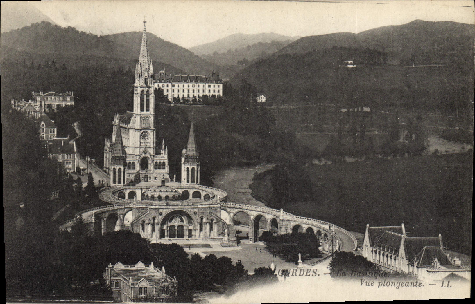 CPA Lourdes La Basilique Vue plongeante