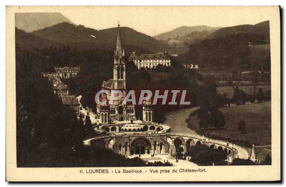 CPA Lourdes La Basilique Vue prise du chateau fort 