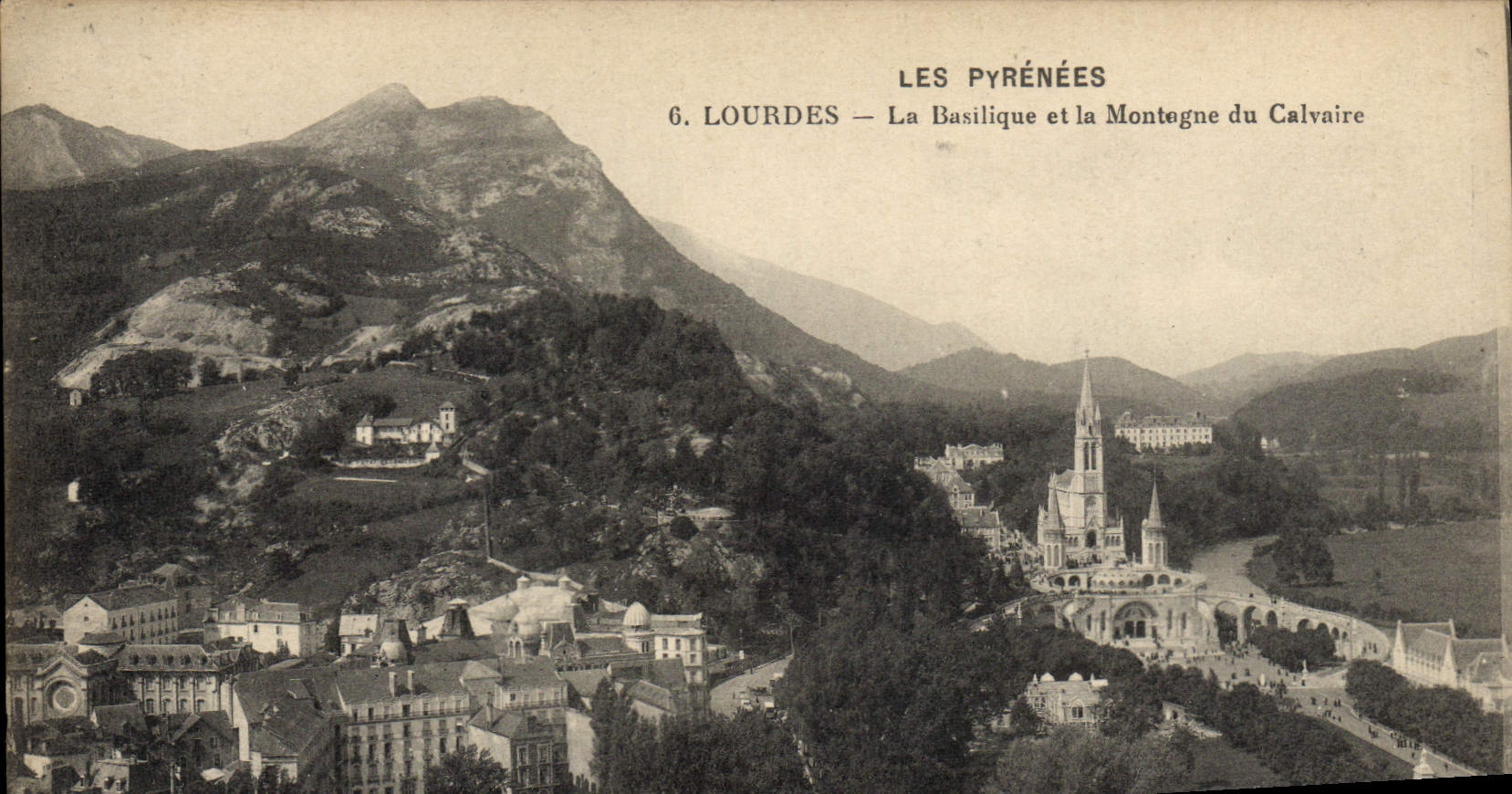 CPA Les Pyrenees Lourdes La Basilique Et La Montagne Du Calvaire