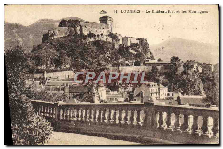 CPA Lourdes Le Chateau Fort Et Les Montagnes
