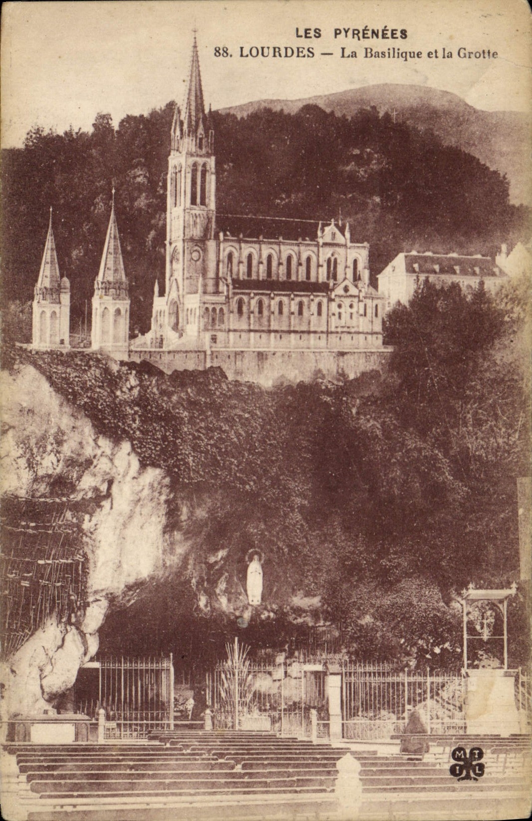 CPA Lourdes La Basilique Et La Grotte