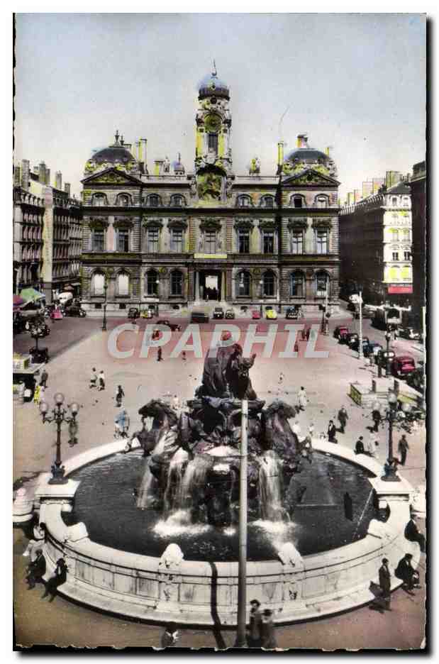 Lyon - Place des Terreaux, la Fontaine Bartholdi et l'Hôtel de Ville