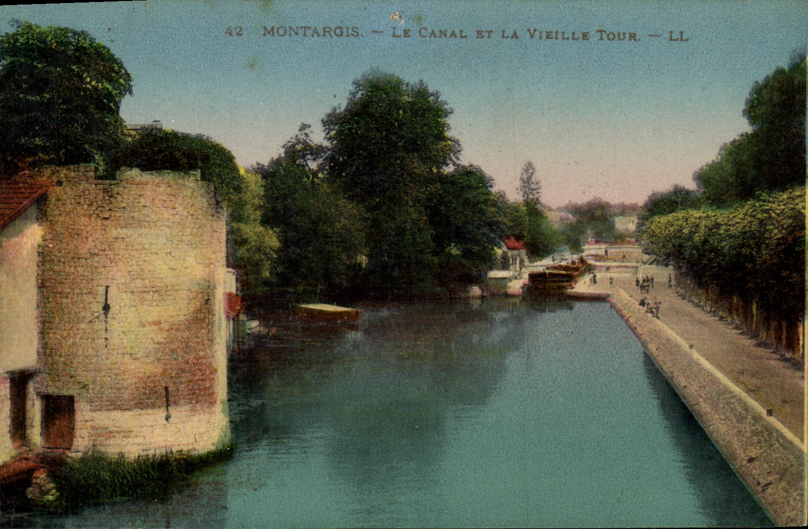 CPA Montargis Le Canal Et La Vieille Tour
