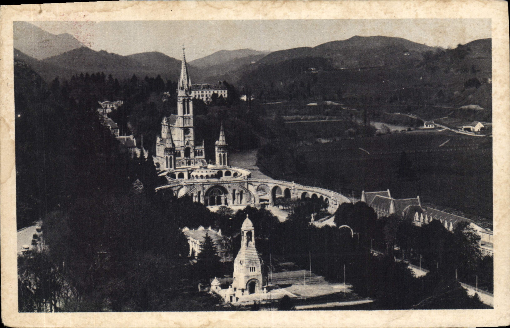 CPA Lourdes La Basilique Et Le Monument Interallie Vus Du Chateau fort 