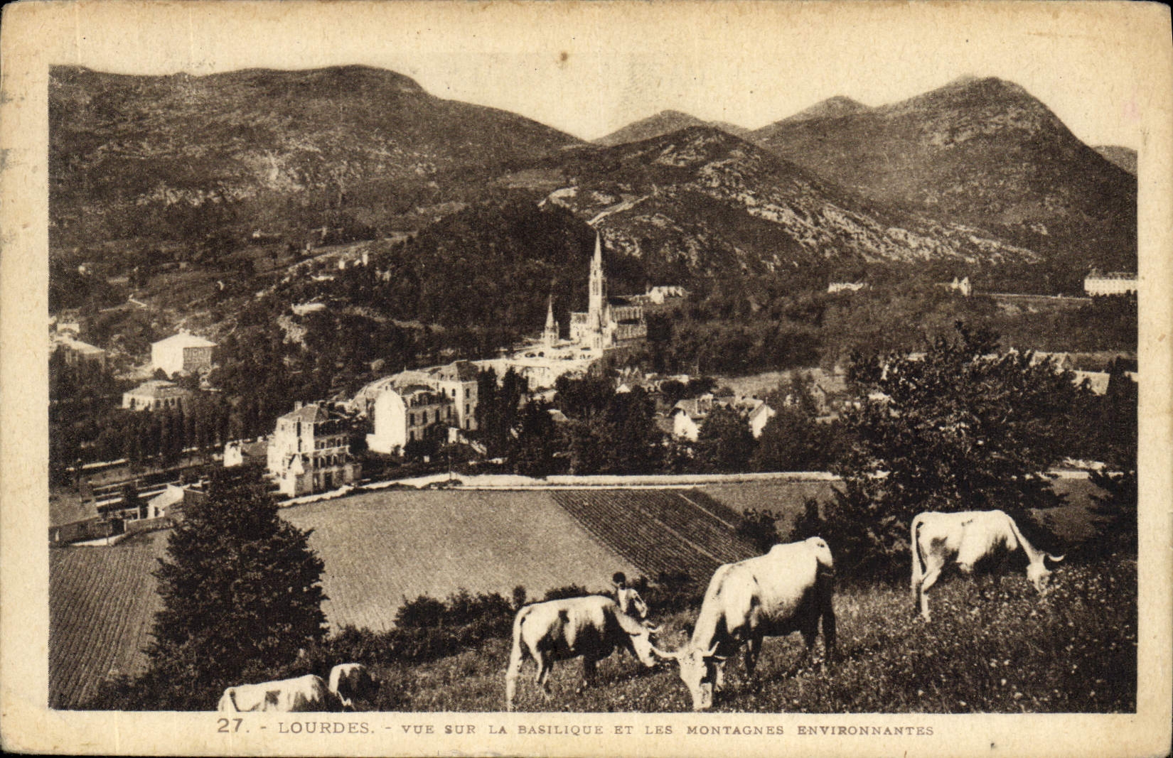 CPA Lourdes Vue Sur La Basilique Et Les Montagnes Environnantes