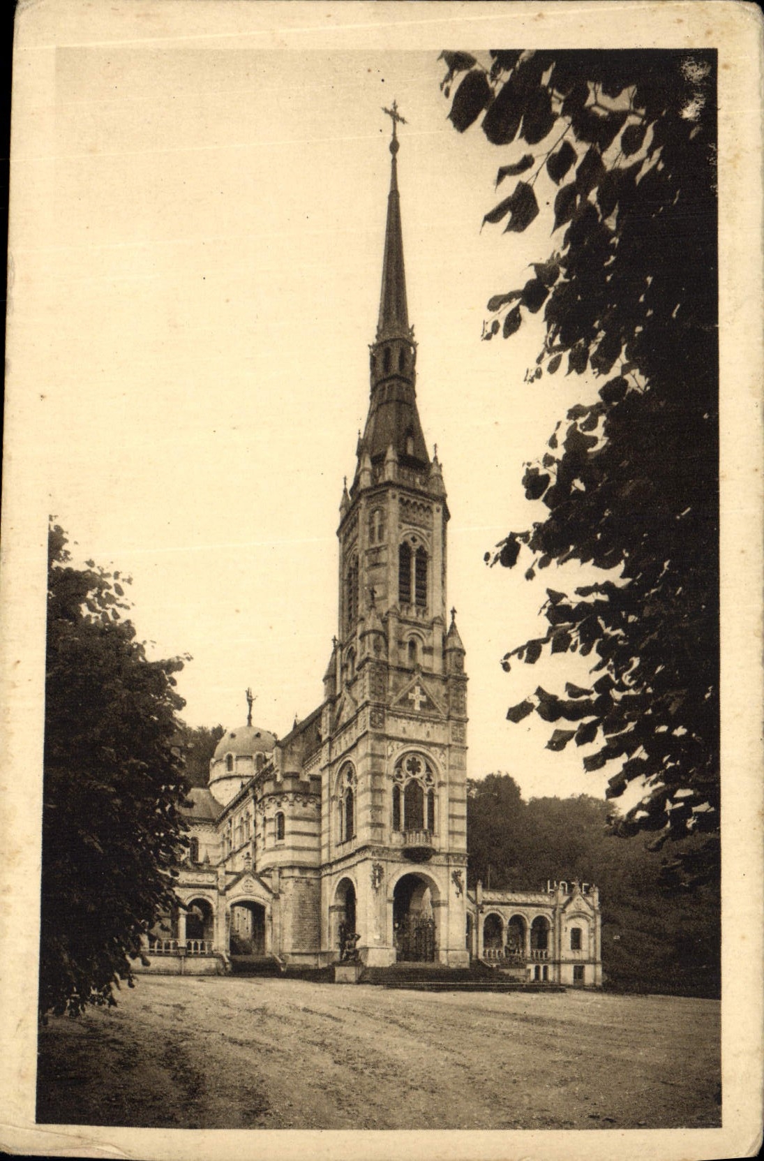 CPA Domremy Basilique vue de l'esplanade