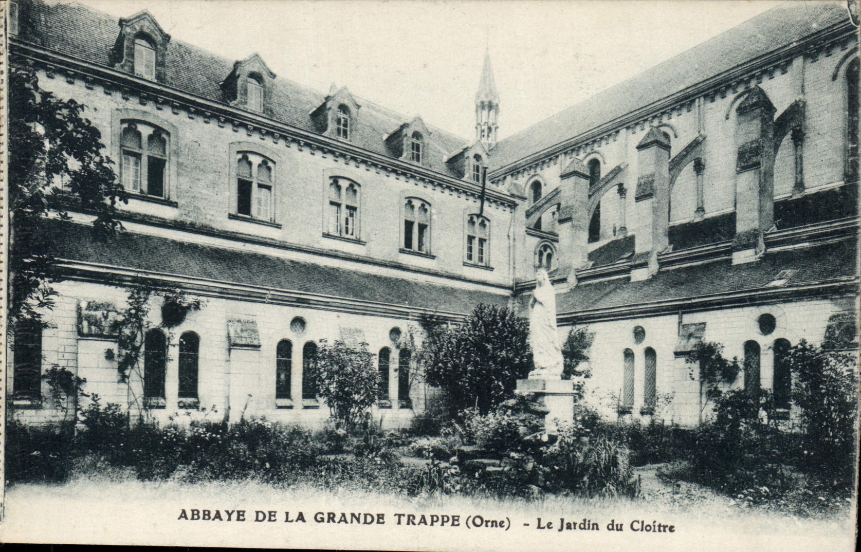 CPA Abbaye De La Grande Trappe Le Jardin Du Cloitre