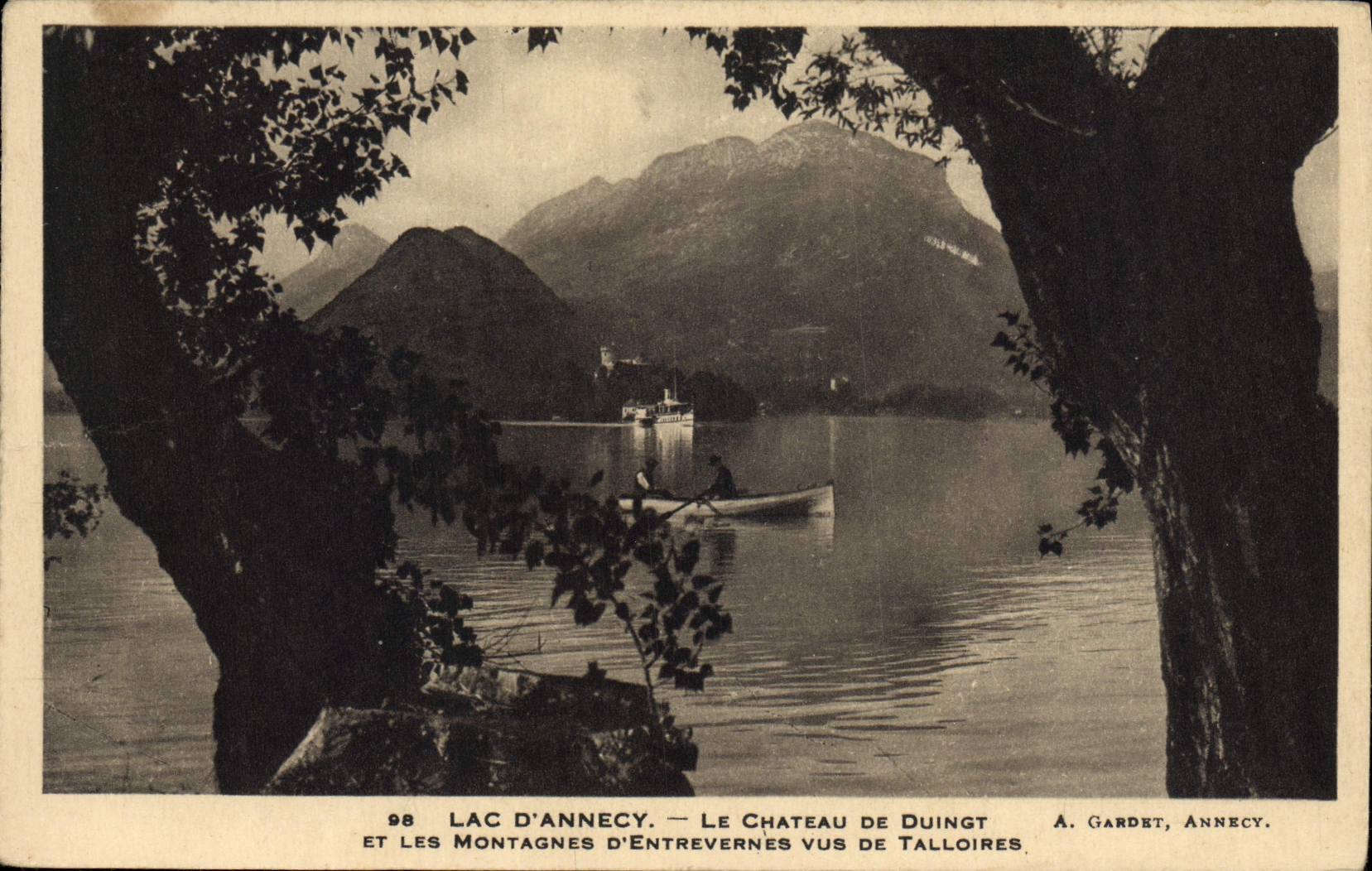 Lac d'Annecy — Le Château de Duingt et les montagnes d'Entrevernes vus de Talloires — A. Gardet, Annecy