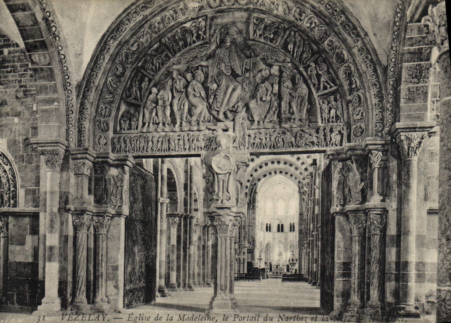 Vézelay — Église de la Madeleine, le Portail du Narthex et la Nef — N°31