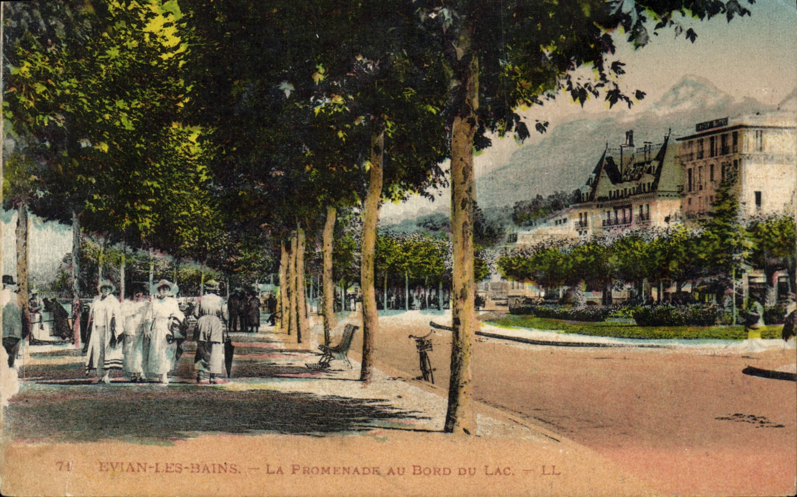 CPA Evian Les Bains La Promenade au bord du lac