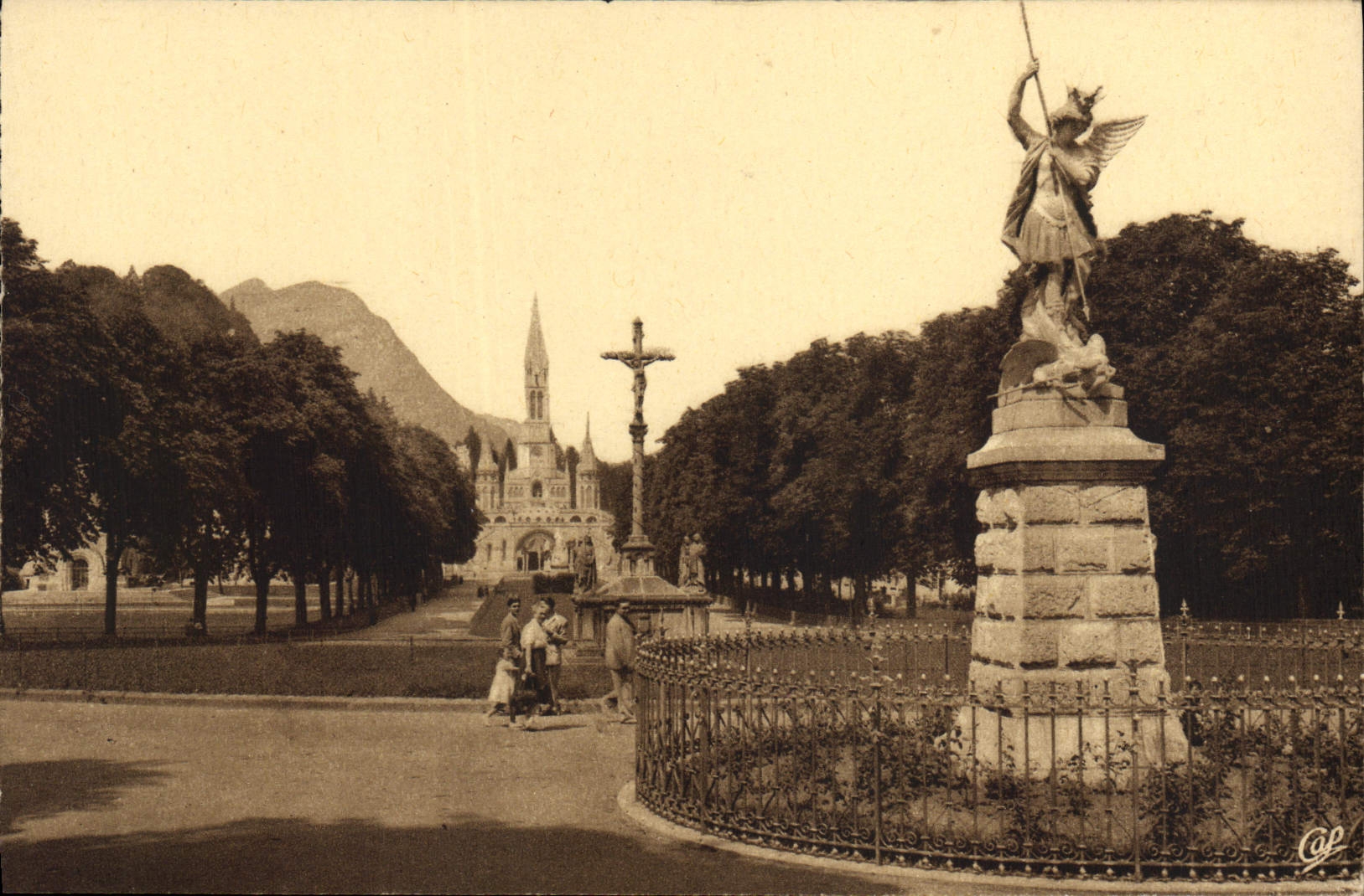 CPA Lourdes Saint Michel La Basilique Et I'Esplanade