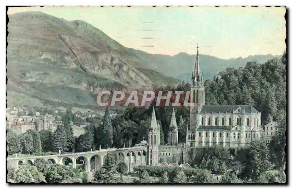 CPA Lourdes La Basilique Vue De Cote Et Les Pyrenees