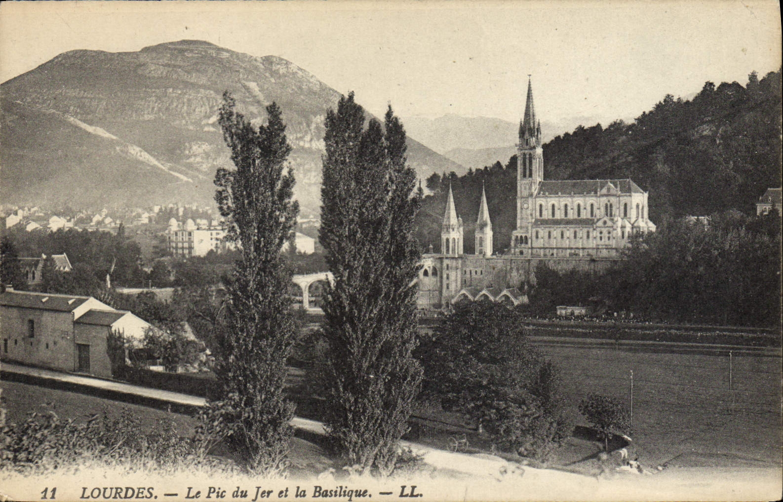 CPA Lourdes Le Pic Du Jer Et la Basilique