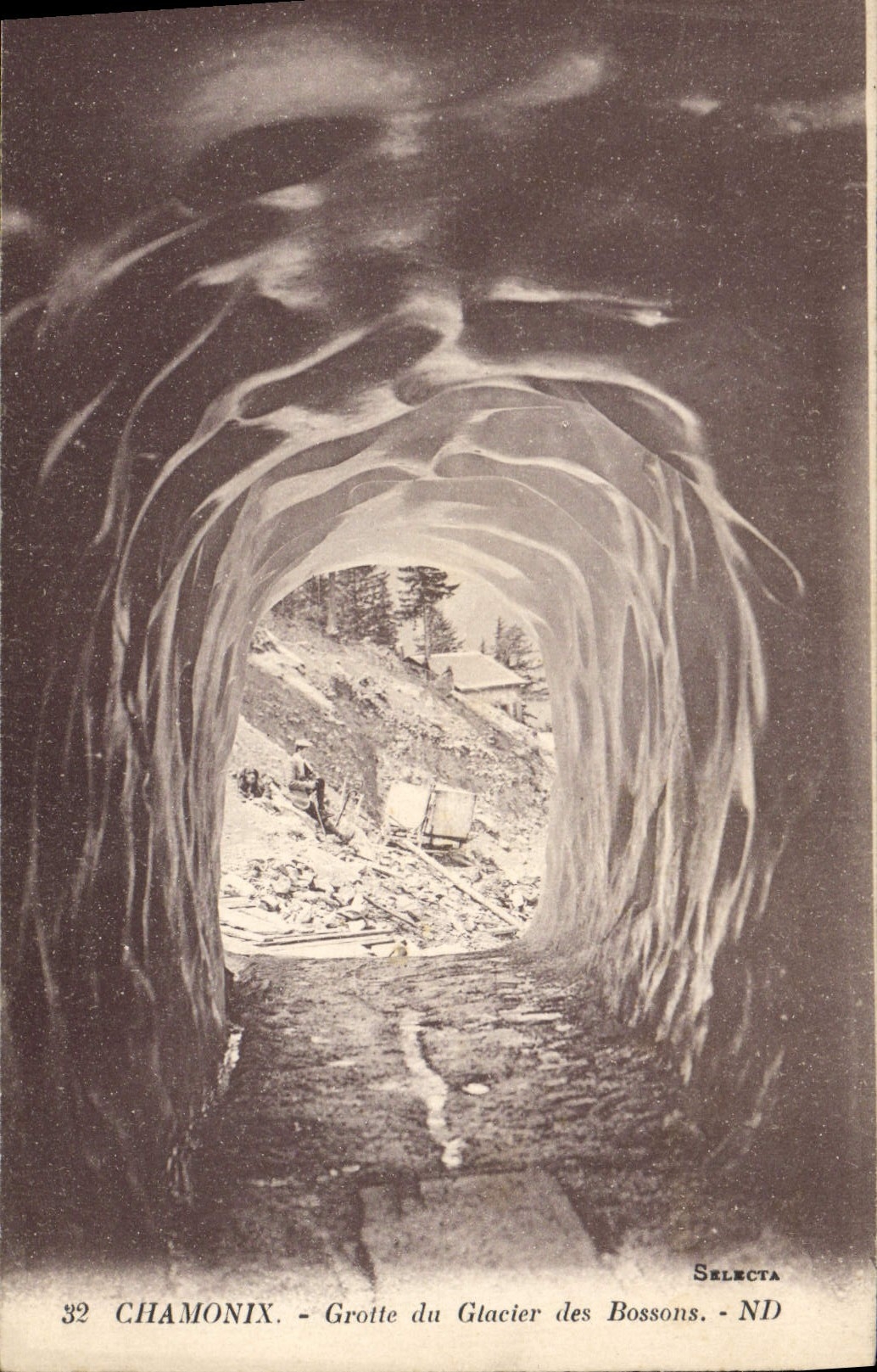 CPA Chamonix Grotte Du Glacier Des Bossons