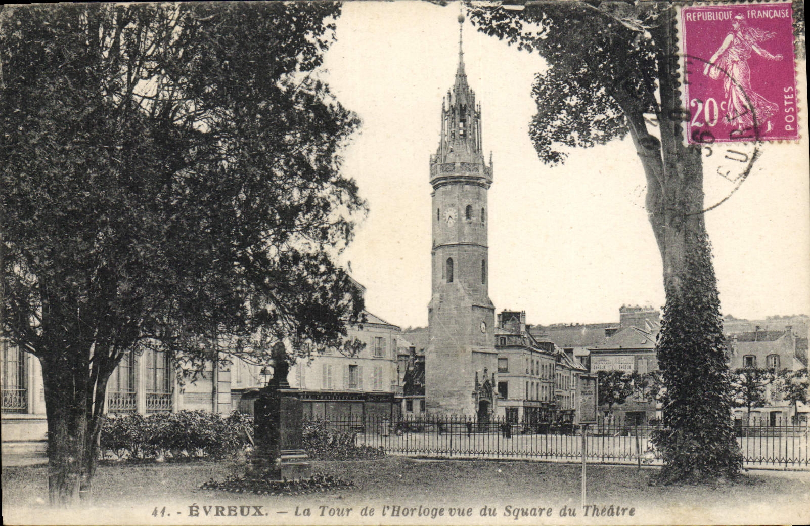 Évrebux — La Tour de l'Horloge vue du Square du Théâtre — Photo-Berthet-Dumont