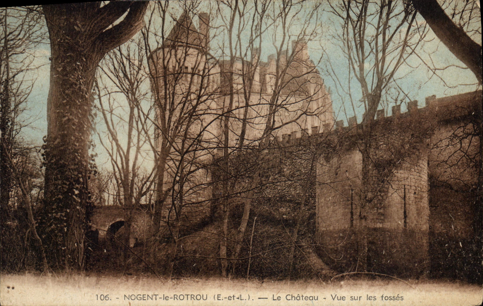 Nogent-le-Rotrou (E.-et-L.) — Le Château — Vue sur les fossés