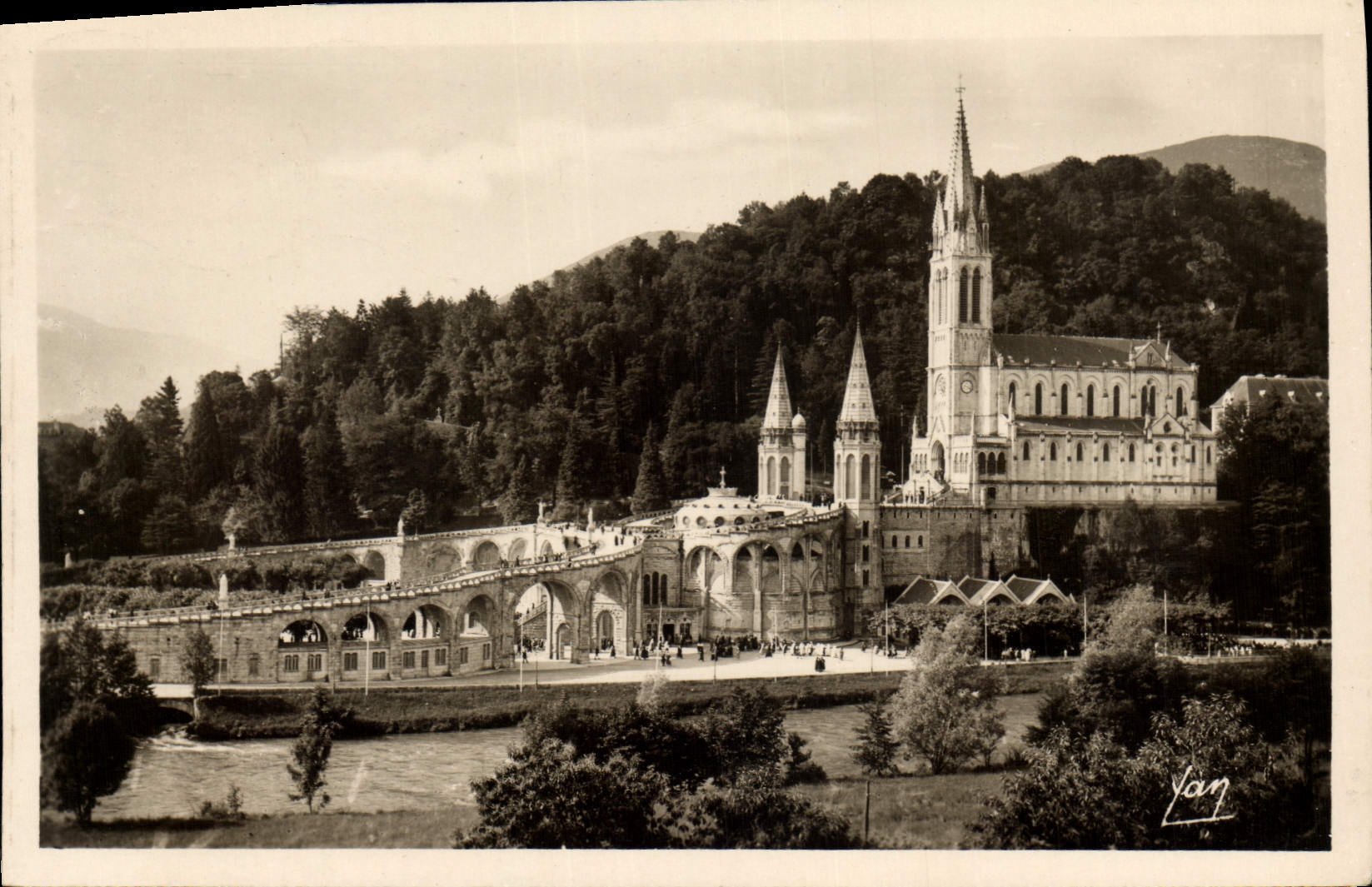 CPA Lourdes La Basilique Et Le Calvaire