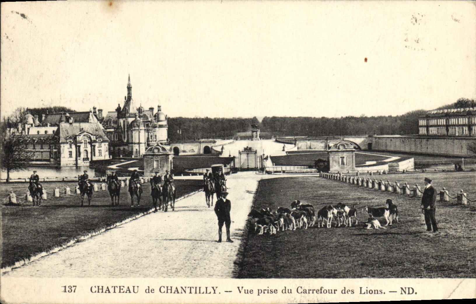 CPA Chateau De Chantilly Vue Prise Du Carrefour Des Lions Chasse a cour Chiens Cheval 