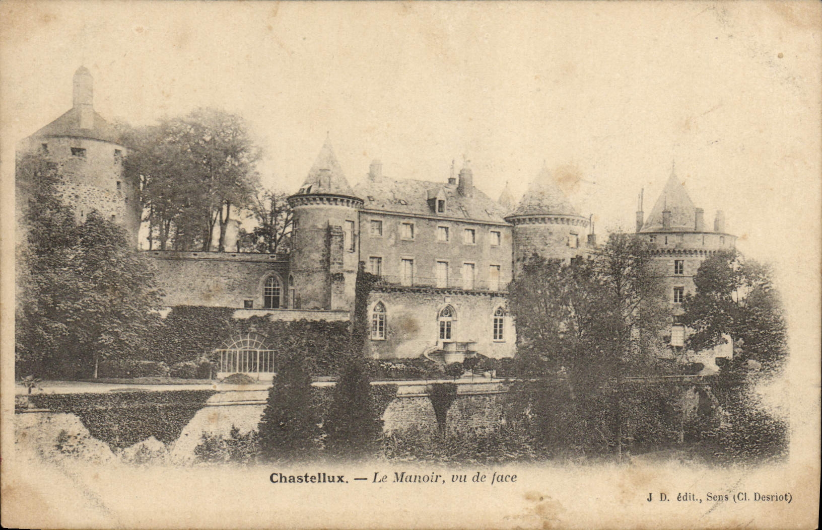 Chastellux — Le Manoir, vu de face — J. D. édit., Sens (Cl. Desriot)