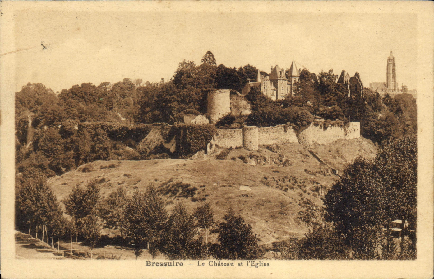 CPA Bressuire Le Chateau Et I'Eglise