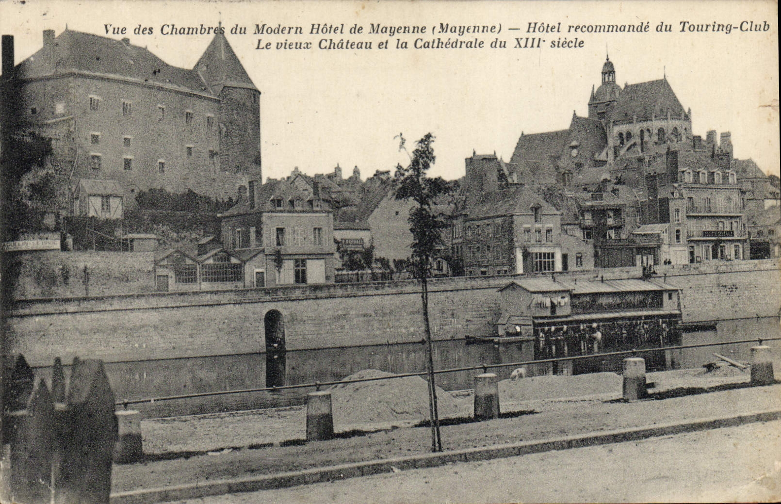 CPA Vue Des Chambres Du Modern Hotel De Mayenne Le vieux chateau et la cathedrale