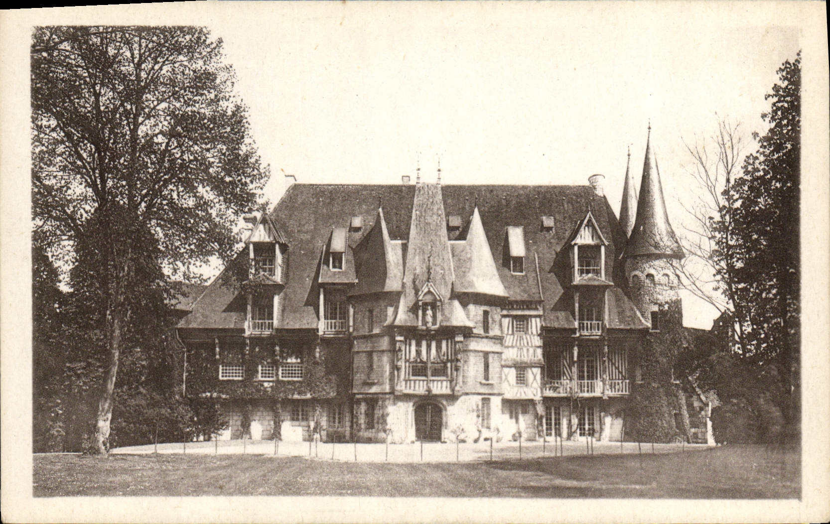 CPA Louviers Le Chateau De St Hilaire