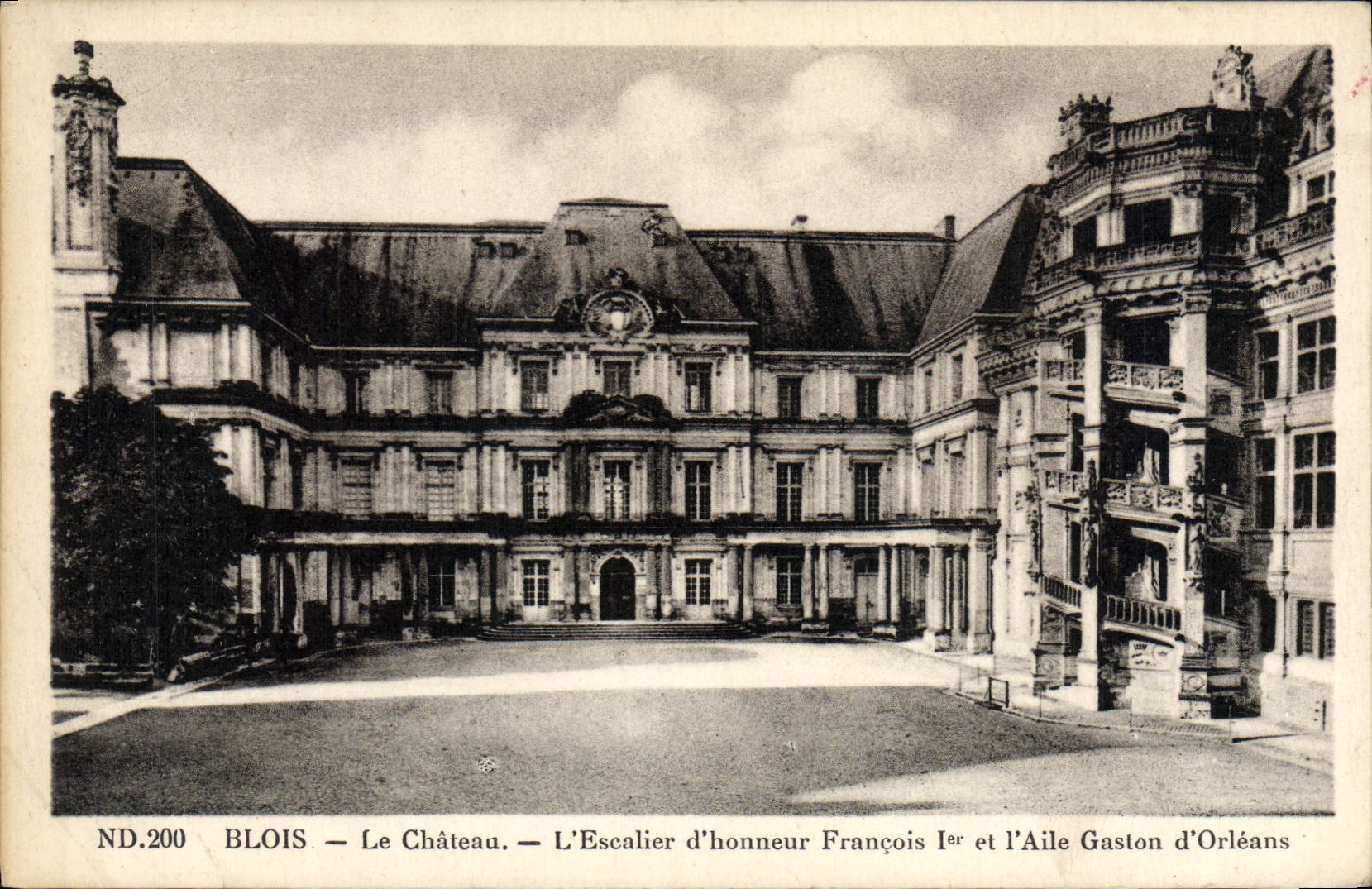 Blois — Le Château — L'Escalier d'honneur François Ier et l'Aile Gaston d'Orléans — ND.200