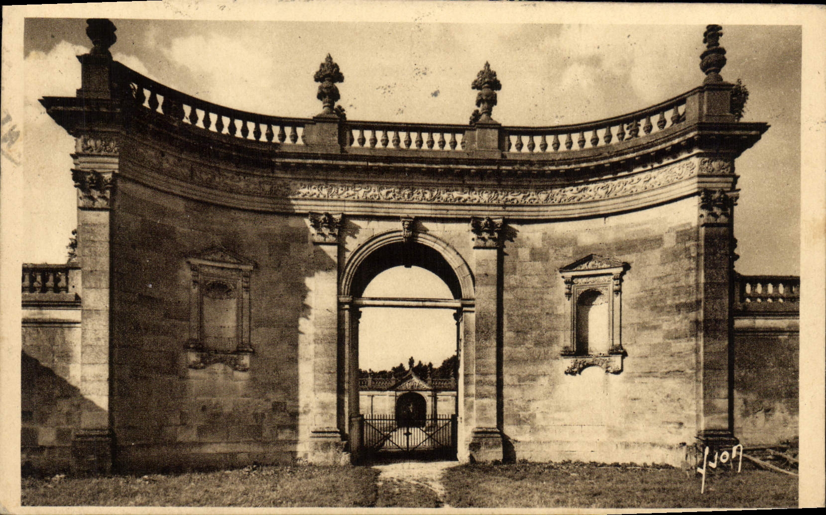 CPA Saint Dizier Entree Du Chateau De Trois Fontaines