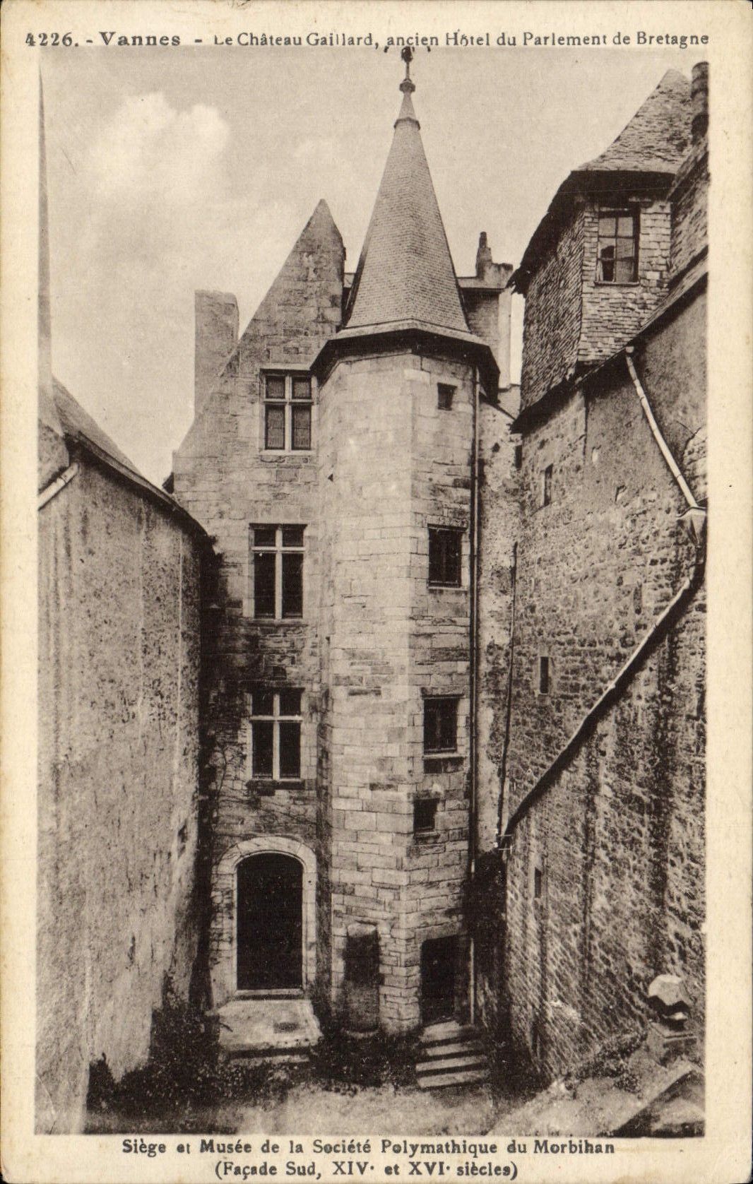 Vannes - Le Château Gaillard, ancien Hôtel du Parlement de Bretagne — Siège et Musée de la Société Polymathique du Morbihan — éditeur Laurent, Rennes, n° 4226