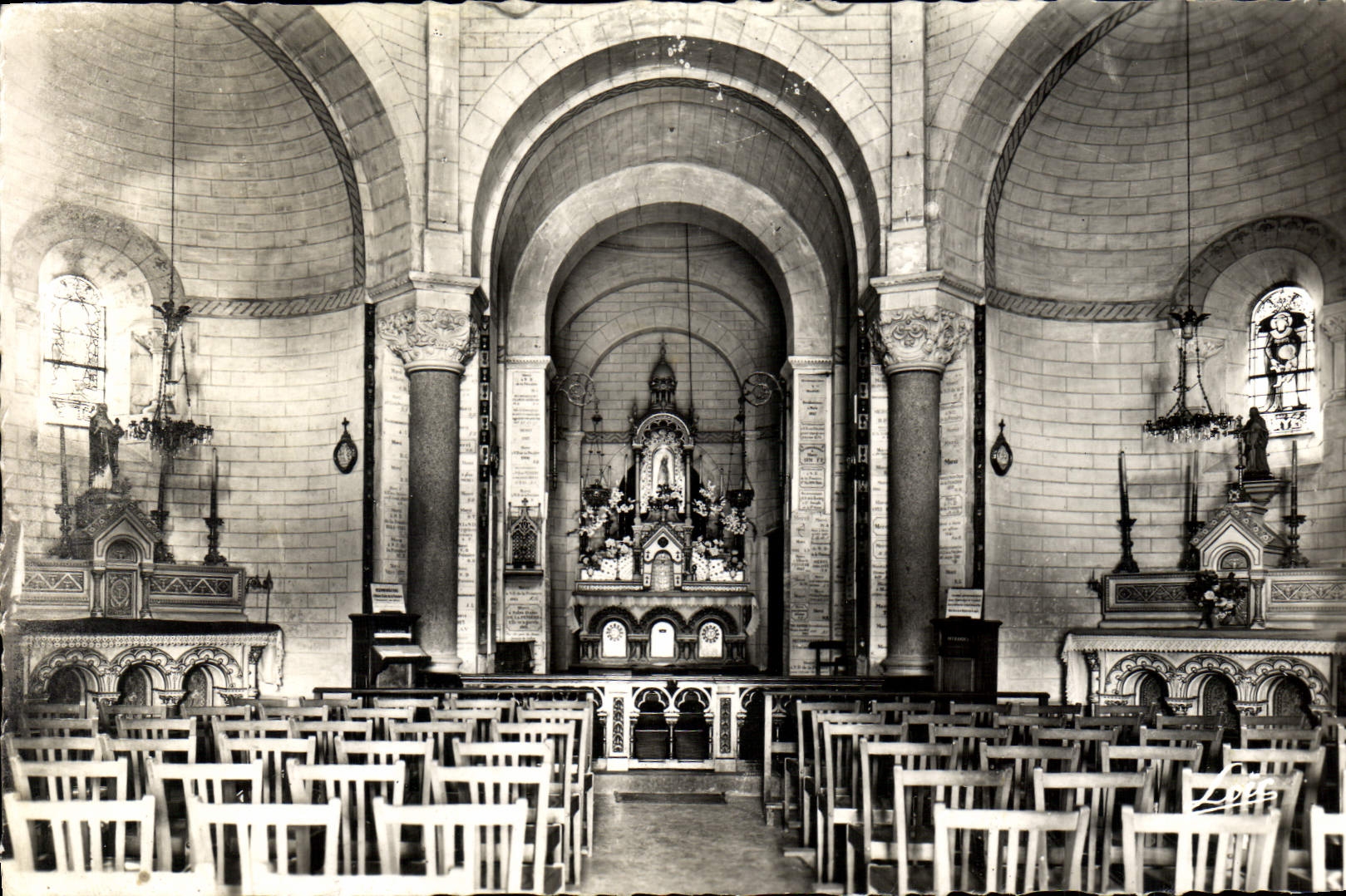 Intérieur de la Chapelle de Notre-Dame de la Peinière — Saint-Didier — Édition P. Mesny, Rennes