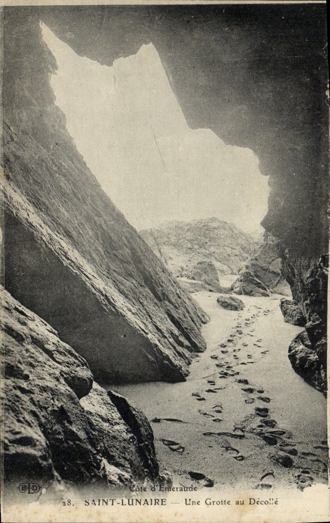 Saint-Lunaire — Côte d'Emeraude — Une Grotte au Décollé