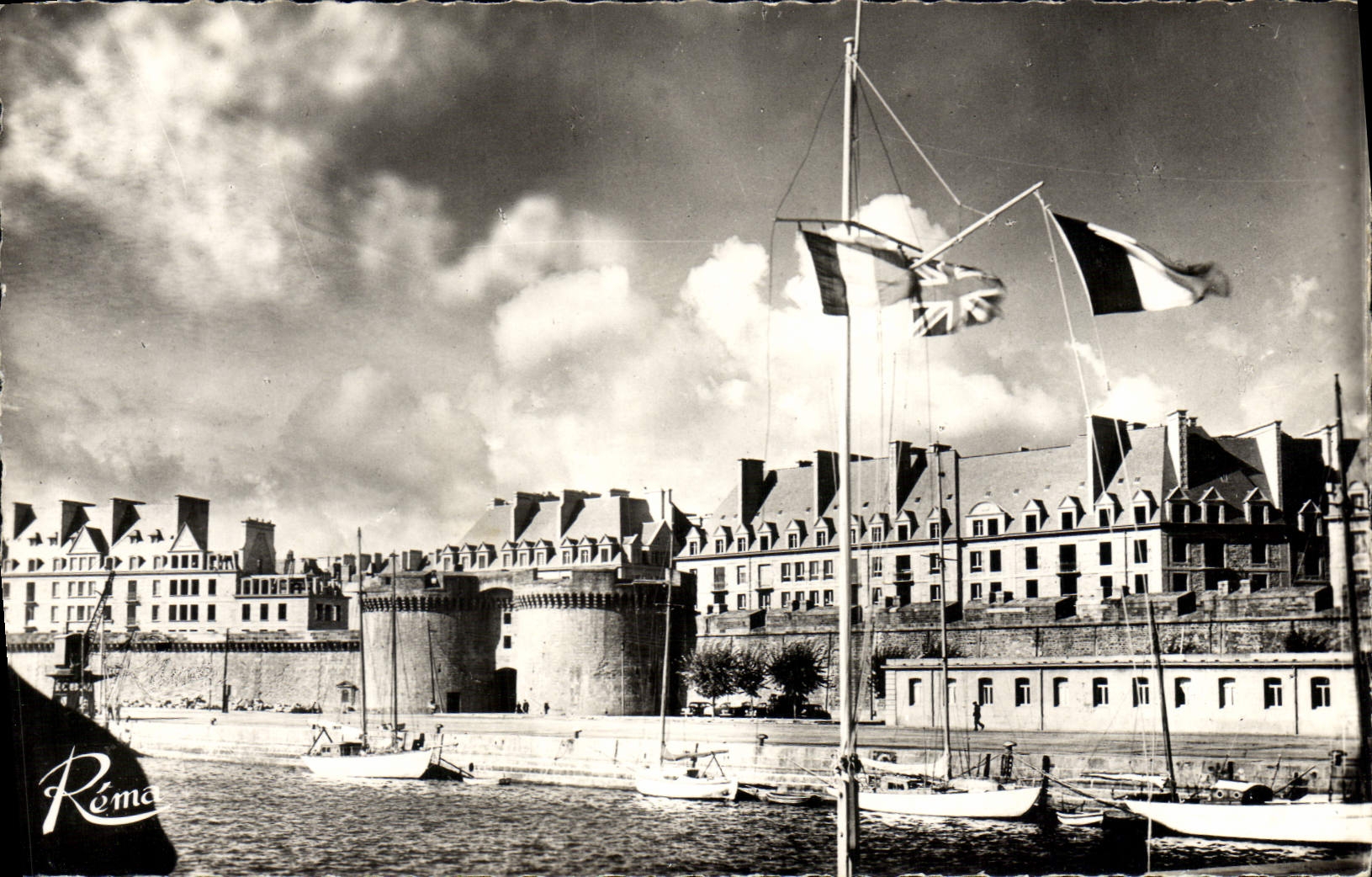 Saint-Malo — La Cité des Corsaires reconstruite derrière ses vieux Remparts — Éd. d'Art REMA