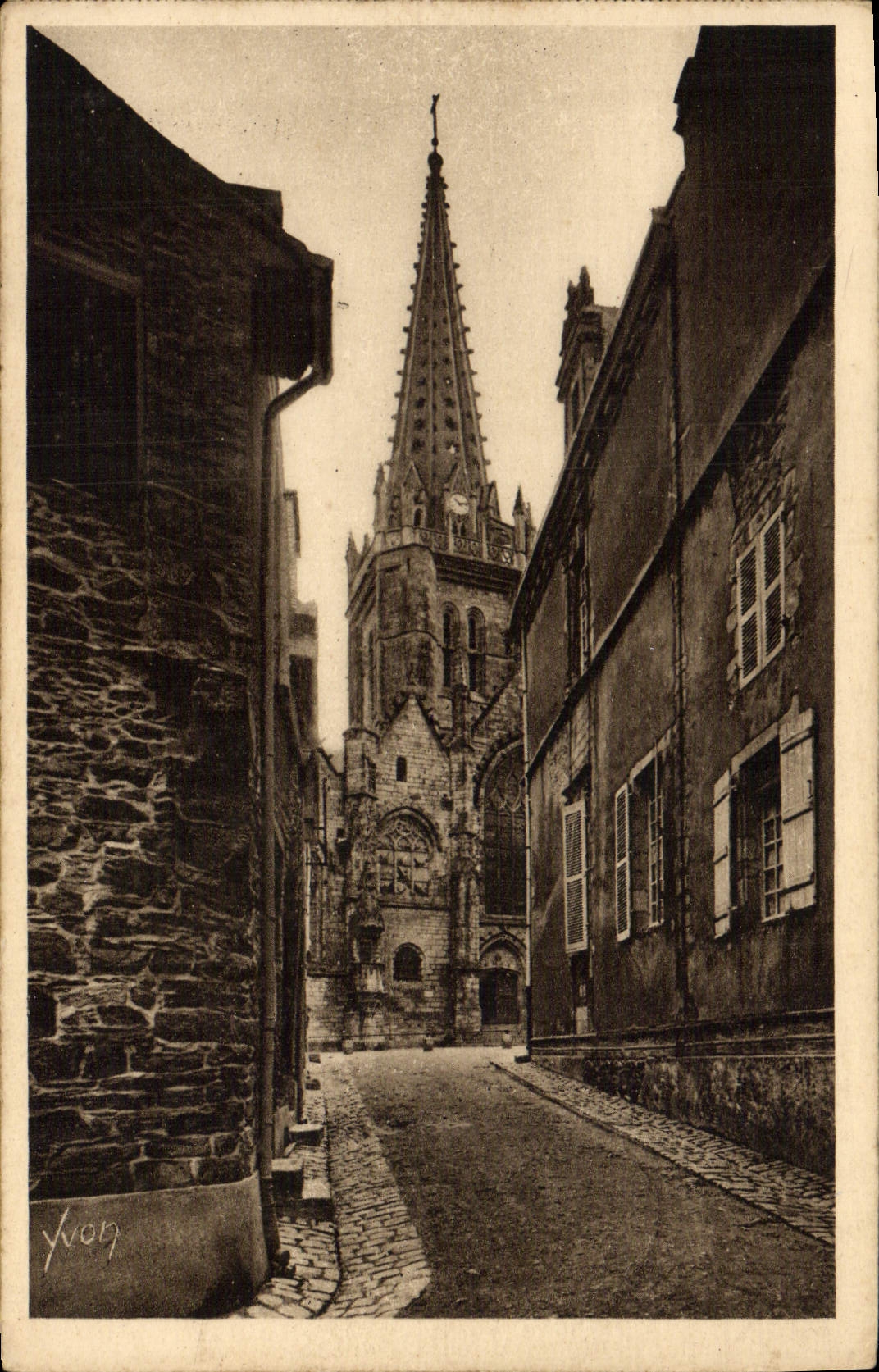 Vitré (Ille-et-Vilaine) — Ansicht der Straße mit Ausblick auf die Kirche Notre-Dame (15. und 16. Jahrhundert) — Yvon, n°9
