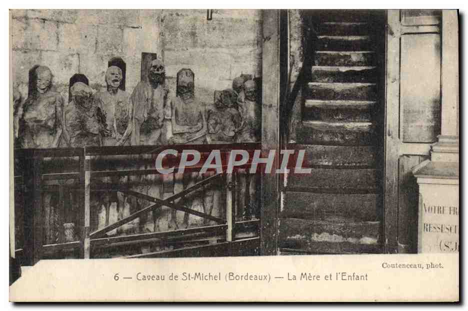 CPA Caveau De St Michel La mere et l'enfant Squelettes 