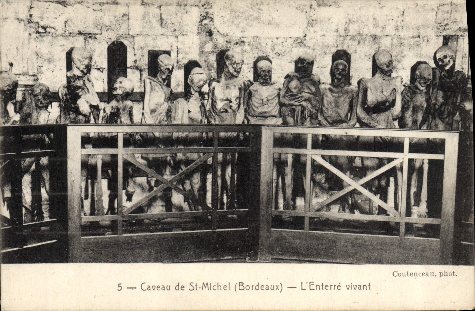 CPA Caveau De St Michel L'enterre vivant Squelettes 