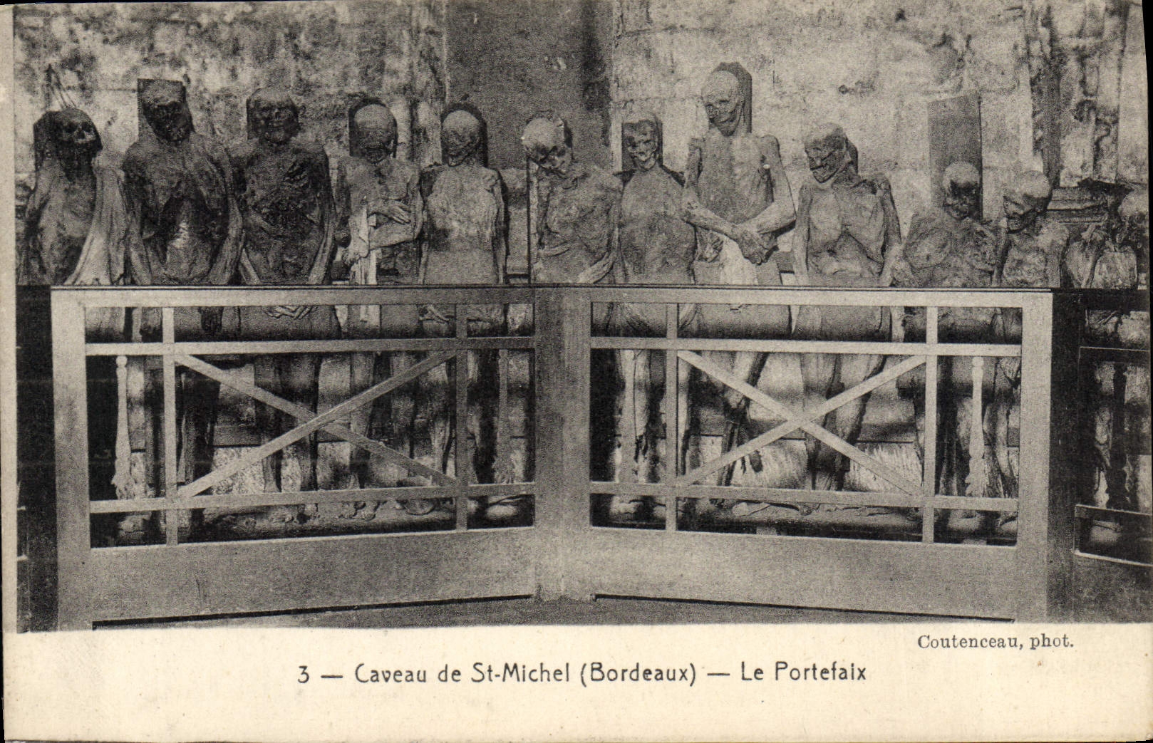 CPA Caveau De St Michel Bordeaux Le Portefaix Squelettes 
